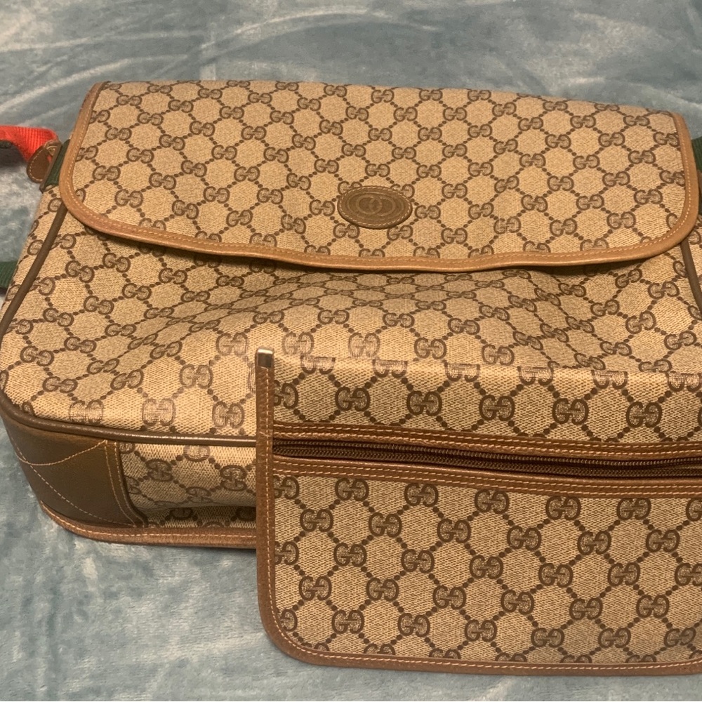 Genuine Gucci messenger bag complete with certificate
